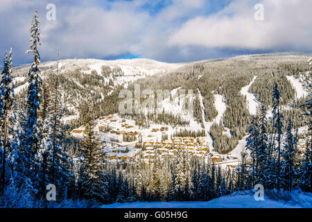 Le sport d'hiver village de Sun Peaks dans les hautes terres de Shuswap en Colombie-Britannique sur une belle journée d'hiver comme vu à partir de la populaire station de ski au Canada Banque D'Images