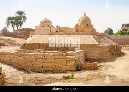 Une mosquée islamique près de l'entrée du temple de Karnak. L'Égypte Banque D'Images