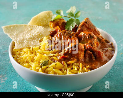 Chicken Jalfrezi, pilau rice & popodoms. Indian curry traditionnel. Banque D'Images