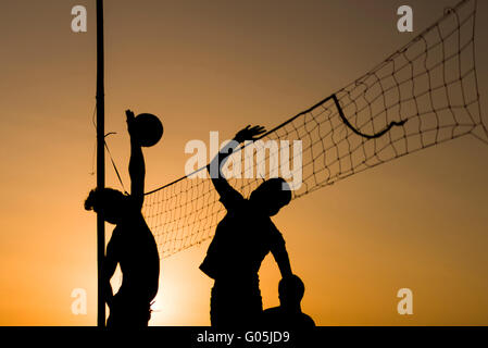 Jeu de volley-ball avec des silhouettes de personnes vollayball et le net. Banque D'Images