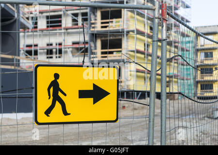 Chemin de détour signe pour près de trottoirs pour piétons construction site Banque D'Images