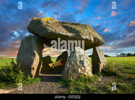 Carreg ou Samson Samson's Stone, 5000 ans d'un dolmen néolithique chambre funéraire, près de Abercastle, Pembroke, au Pays de Galles Banque D'Images