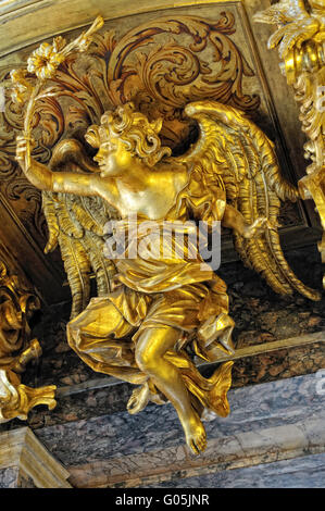 La figure de l'ange d'or sur le toit de la cathédrale catholique. Banque D'Images