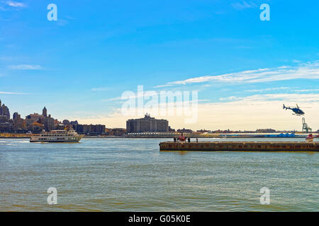 Vue sur la rivière à bord d'hélicoptères à Manhattan et Brooklyn sur l'arrière-plan, la ville de New York, USA. Les gens de l'embarcadère. Banque D'Images