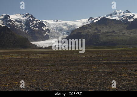 Hvannadalshnúkur et Svínafellsjökull. Hvannadalshnúkur (2110m) est le plus haut sommet de l'Islande. Svínafellsjökull est l'un des Banque D'Images