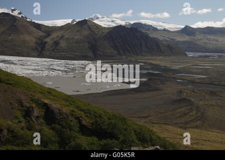 Hvannadalshnúkur et Svínafellsjökull. Hvannadalshnúkur (2110m) est le plus haut sommet de l'Islande. Skaftafellsjökull est l'un des Banque D'Images