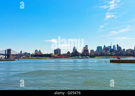 Au bord de l'East River et à Brooklyn, New York City, USA. Hélicoptère et pont de Brooklyn et Manhattan Bridge sur l'arrière-plan. Vue depuis le bas Manhattan Banque D'Images