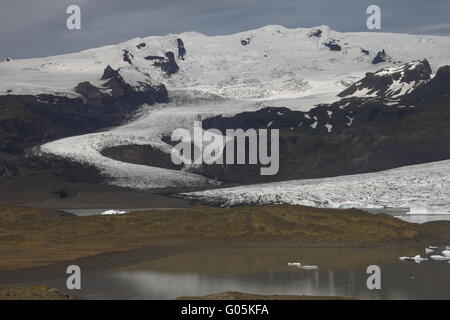 Hrútárjökull - l'un des glaciers de sortie (langues de glacier) de la calotte glaciaire du Vatnajökull qui est la plus grande calotte glaciaire (glacie Banque D'Images