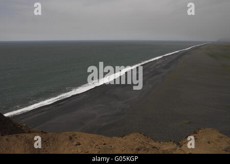 Plage de basalte noir vu de falaises de Dyrhólaey Banque D'Images