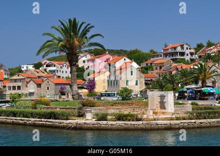 Bâtiments et de palmier dans Hvar sur l'île de Hvar en Croatie Banque D'Images