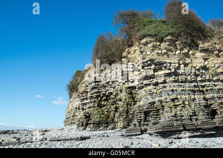 Falaise surplombant une plage de galets. Lavernock Point, Nouvelle-Galles du Sud. Banque D'Images