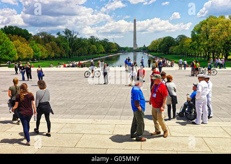 Washington DC, USA - 2 mai 2015 : les vétérans de guerre et les tuteurs d'honneur au milieu de vol Tenessee à but non lucratif au Lincoln Memorial Reflecting Pool. Le Washington Monument historique Banque D'Images