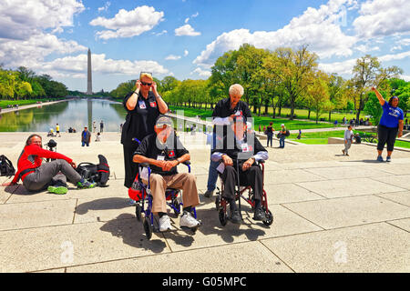 Washington DC, USA - 2 mai 2015 : les vétérans de guerre et les tuteurs d'honneur au milieu de vol Tenessee à but non lucratif à côté de Banque D'Images