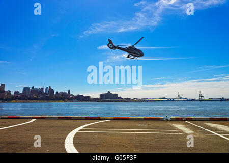 New York, USA - 25 Avril 2015 : Noir hélicoptère au-dessus de l'hélipad dans Lower Manhattan à New York, USA, le East River. Pier 6. Banque D'Images