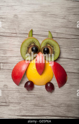 Funny Fruit owl sur fond de bois Banque D'Images