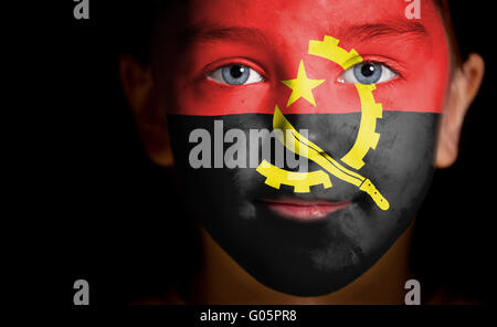 Portrait d'un enfant avec un drapeau angolais peint Banque D'Images