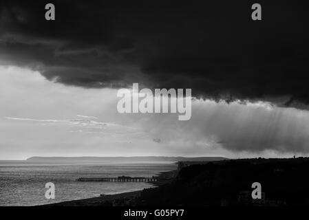 Nuages de pluie sur la réouverture de l'Hastings pier. East Sussex. L'Angleterre. UK. L'Europe Banque D'Images