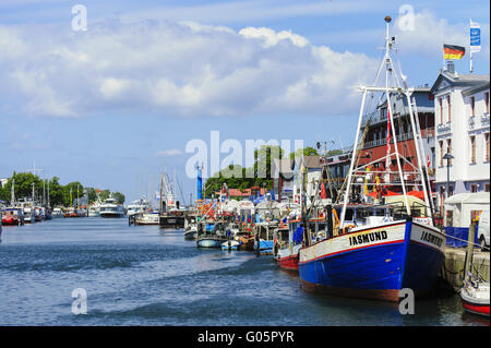 Rive est de la rivière, dans la vieille ville Warnemünde Banque D'Images