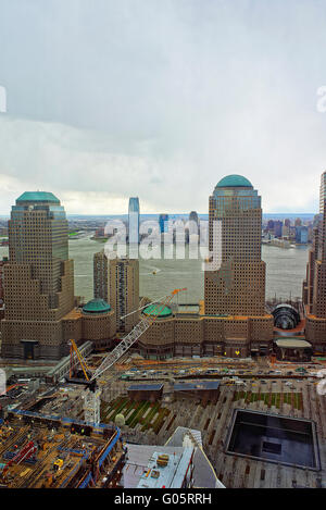 NEW YORK, USA - 23 avril 2015 : Vue aérienne de Mémorial National du 11 septembre - 11 septembre - du Quartier Financier de Manhattan. C'est une commémoration des attentats terroristes du 11 septembre 2001 Banque D'Images