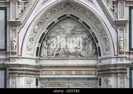 Portail de la Basilique Sainte Croix à Florence Banque D'Images