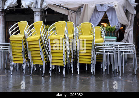 Pile de chaises et de tables à l'automne Banque D'Images