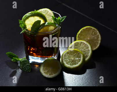 Cocktail Cuba libre avec de la chaux , glace et feuilles de menthe poivrée Banque D'Images