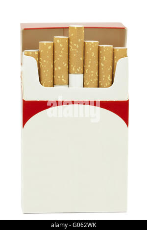 Les cigarettes en boîte carton ouvert sur un bac blanc Banque D'Images