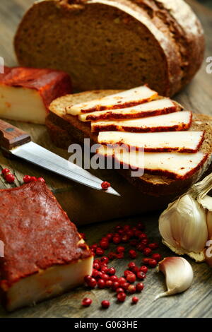 Pain de seigle et le lard avec le poivron rouge, l'ail. Banque D'Images