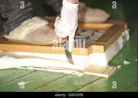 Rembourrage femme un tabouret de cuisine. Banque D'Images