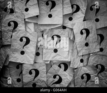 Trop de questions. Pile de billets en papier avec des questions. Noir et blanc. Banque D'Images