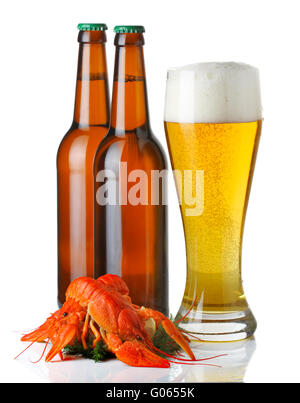 Bouteilles et de tasse de bière légère et homards heap isolated Banque D'Images