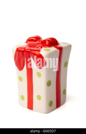 Un cadeau de noël en céramique blanche avec arc rouge. Isolé sur fond blanc Banque D'Images