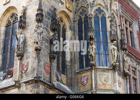 Statue à l'extérieur, Prague Old Town Hall, République Tchèque Banque D'Images