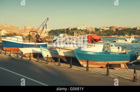 Bateaux de pêche en bois dans la vieille ville de Nessebar, Bulgarie. Vintage photo stylisée avec filtre de correction tonale et selective focus Banque D'Images