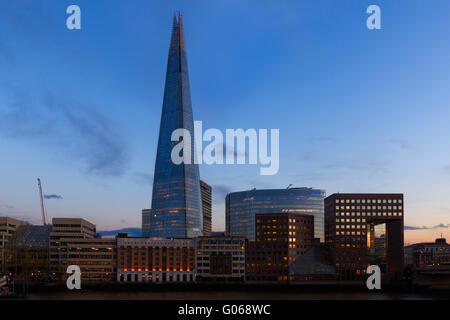 Coucher du soleil sur les toits de Londres montrant le fragment et les édifices à bureaux Banque D'Images
