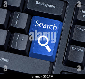 Touche de recherche clavier de l'ordinateur avec loupe. Banque D'Images