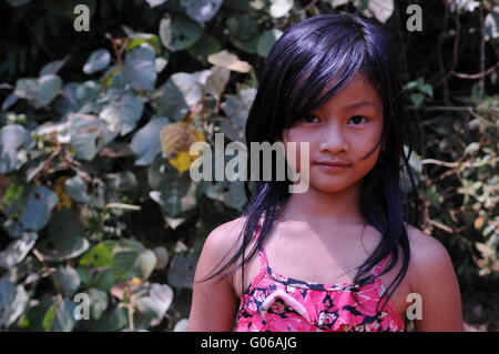 Hilltribe girl bunongs dans jungle, province de Mondulkiri, Cambodge. crédit : Kraig Lieb Banque D'Images