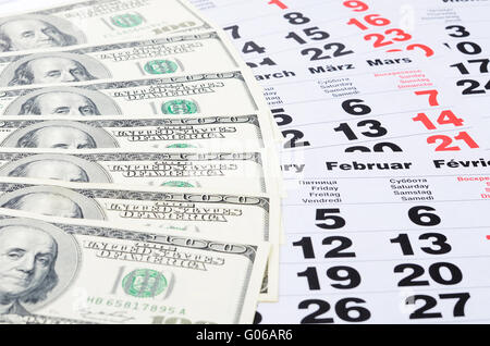 Billets de dollars sur feuilles de calendrier libre Banque D'Images