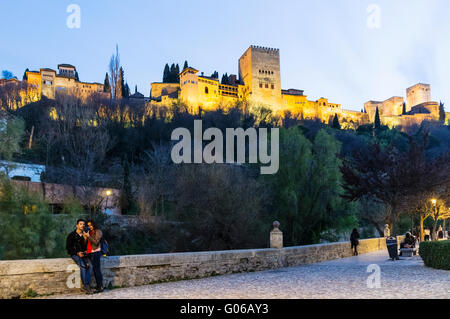 Palais de l'Alhambra illuminée comme vu du Paseo de los Tristes street dans le quartier de l'Albayzin, Grenade, Andalousie, Espagne Banque D'Images