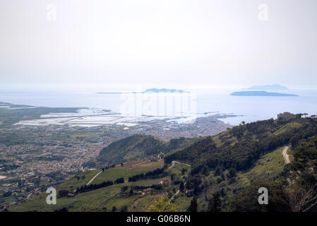 Des Salines de Trapani, Erice ci-dessus ; la Nubie ; Trapani ; Sicile ; Italie ; Banque D'Images