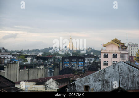 Vue sur la Pagode Shwedagon à Yangon, Birmanie Banque D'Images