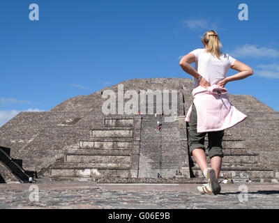 Jeune femme en face d'une pyramide Banque D'Images
