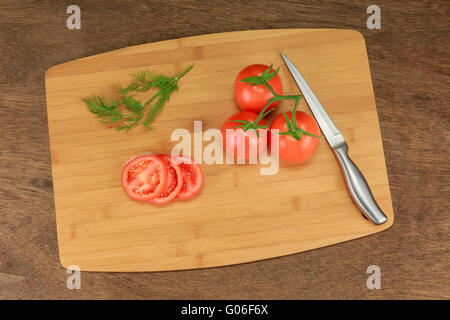 L'aneth tomate aux herbes pour la préservation sur la vieille table en bois. Banque D'Images