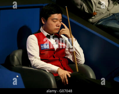 Sheffield. Apr 29, 2016. Ding Junhui de Chine réagit au cours de la demi-finale contre Ding Junhui de Chine à la World Snooker Championship 2016 au théâtre Crucible à Sheffield, en Angleterre, le 29 avril 2016. Ding a mené 9-7 après la deuxième session. © Han Yan/Xinhua/Alamy Live News Banque D'Images