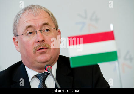 Le ministre de l'Agriculture de Hongrie Sandor Fazekas parle lors de la conférence de presse après les discussions des ministres de l'agriculture des quatre pays de Visegrad (CR, Slovaquie, Pologne, Hongrie), la Slovénie, la Bulgarie, la Roumanie et l'Autriche concernant la situation sur le lait, le porc et les marchés du sucre à Prague, République tchèque, le 29 avril 2016. (CTK Photo/Vit Simanek) Banque D'Images