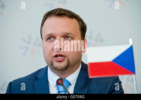 Le ministre de l'agriculture tchèque Marian Jurecka parle lors de la conférence de presse après les discussions des ministres de l'agriculture des quatre pays de Visegrad (CR, Slovaquie, Pologne, Hongrie), la Slovénie, la Bulgarie, la Roumanie et l'Autriche concernant la situation sur le lait, le porc et les marchés du sucre à Prague, République tchèque, le 29 avril 2016. (CTK Photo/Vit Simanek) Banque D'Images