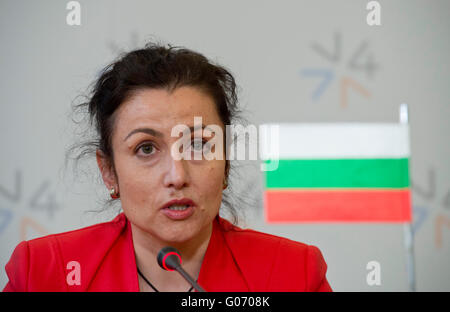 Le ministre de l'Agriculture bulgare Just Taneva parle lors de la conférence de presse après les discussions des ministres de l'agriculture des quatre pays de Visegrad (CR, Slovaquie, Pologne, Hongrie), la Slovénie, la Bulgarie, la Roumanie et l'Autriche concernant la situation sur le lait, le porc et les marchés du sucre à Prague, République tchèque, le 29 avril 2016. (CTK Photo/Vit Simanek) Banque D'Images