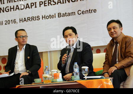 Batam, Indonésie, Îles Riau. Apr 28, 2016. L'Inter Milan, Erick Thohir propriétaire (C) parler de comment construire des affaires avec l'Asie et l'Europe le 28 avril 2016 à Batam, Indonésie. L'Inter Milan, Erick Thohir propriétaire refuse il a l'intention de vendre plus de 20  % de la Commerce de Suning Group de Chine. Il a dit ''Je veux mettre l'accent sur l'Inter et remercier les fans qui nous ont soutenu depuis le premier jour. Nous sommes à la recherche d'un partenaire stratégique, je ne suis pas la vente de participation majoritaire' Credit : Sijori Images/ZUMA/Alamy Fil Live News Banque D'Images