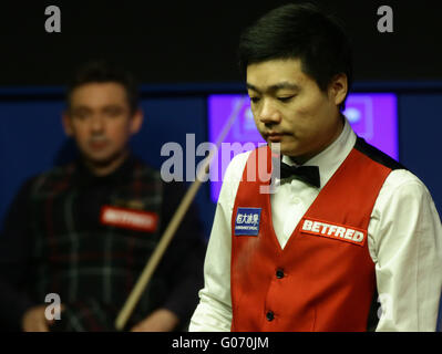 Sheffield, Royaume-Uni. 29 avril, 2016. Ding Junhui en action contre Alan McManus dans la deuxième session des 33 meilleures images à la demi-finale aux Championnats du monde de snooker 2016 à Sheffield. Credit : Action Plus Sport Images/Alamy Live News Banque D'Images