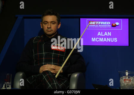 Sheffield, Royaume-Uni. 29 avril, 2016. Alan McManus en action contre Ding Junhui dans la deuxième session des 33 meilleures images à la demi-finale aux Championnats du monde de snooker 2016 à Sheffield. Credit : Action Plus Sport Images/Alamy Live News Banque D'Images